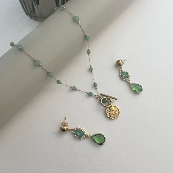 Elegant Angel Gold & Green Victorian-Inspired Necklace with Matching Earrings - Picture 5 of 13